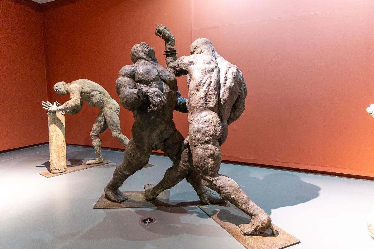 Muestra de la emblemática serie de los luchadores Nuba del célebre escultor senegalés Ousmane Sow