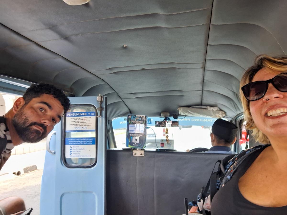 En un tuktuk por el centro, cuando los ves los paras y cuando te quieres bajar avisas