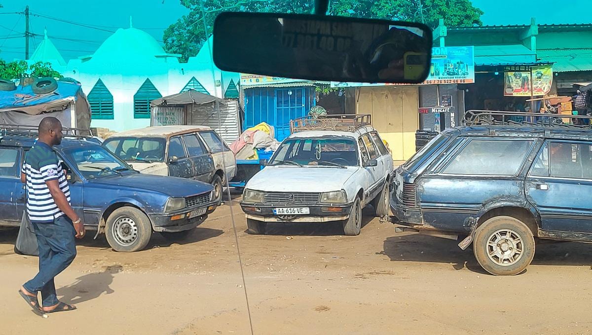 Estos son los míticos sept-place de Senegal, los antiguos peugeot con cientos de miles de km a sus espaldas