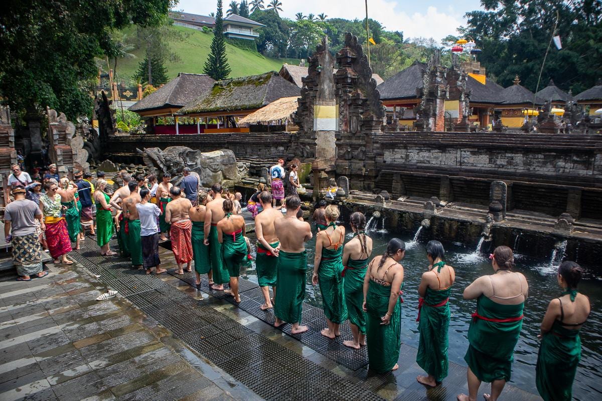 Turistas e indonesios a la cola del melukat, el rito de purificación