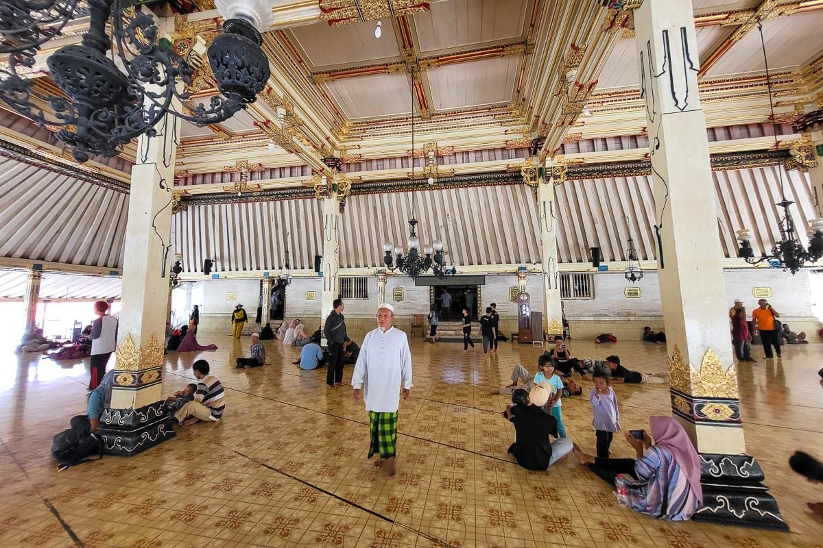 Entrada de la mezquita Gedhe Kauman, lo más sorprendente de las mezquitas en Indonesia son las vestimentas de los hombres, tan diferentes a otros países musulmanes