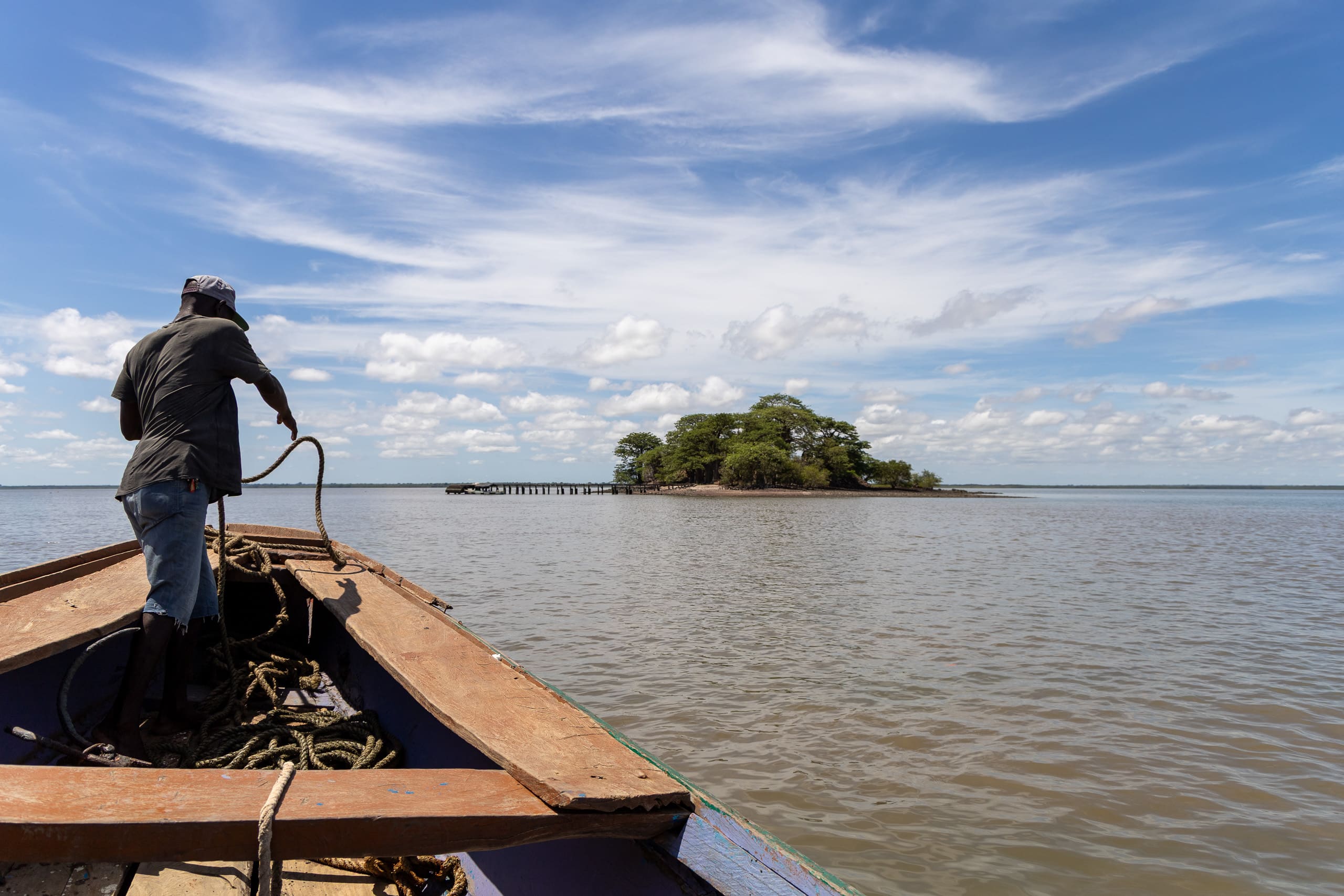 Un barquero guía la piragua hacia la isla de Kunta Kinteh, en el río Gambia