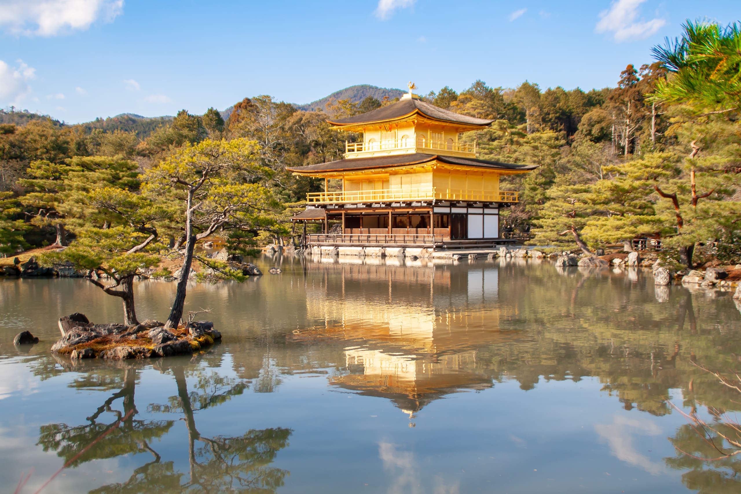 El Pabellón Dorado de Kioto reflejado en el estanque, Japón