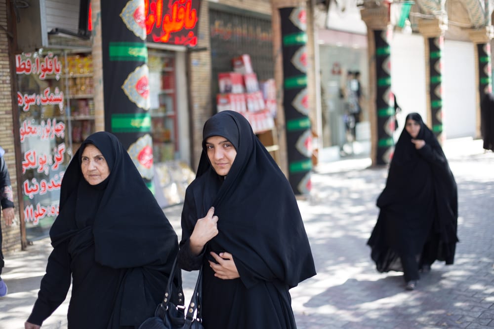 Mujeres con chador caminando por bazar