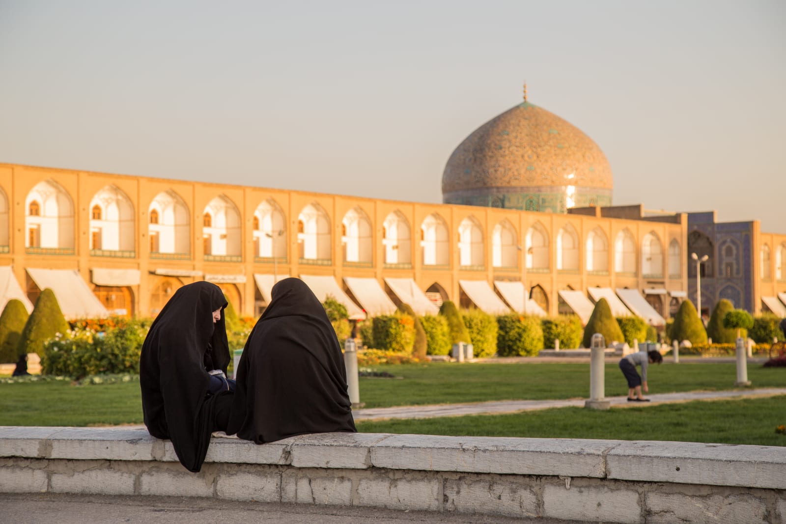 Dos mujeres con chador frente a la mezquita
