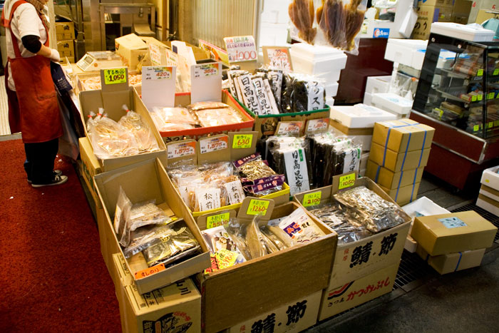 Tiendas de utensilios y pescado seco en el Mercado de Tsukiji