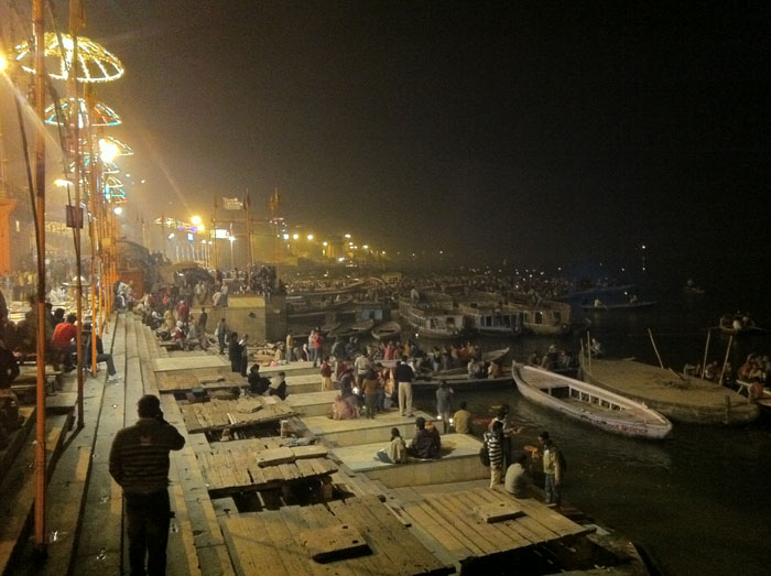 Celebraciones religiosas en Varanasi, a la orilla del Ganges.