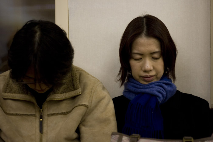 Gente durmiento en el metro de Tokyo