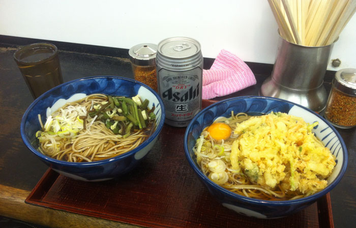 Cenando ramen y una cerveza japonesa (Asahi) en Ueno