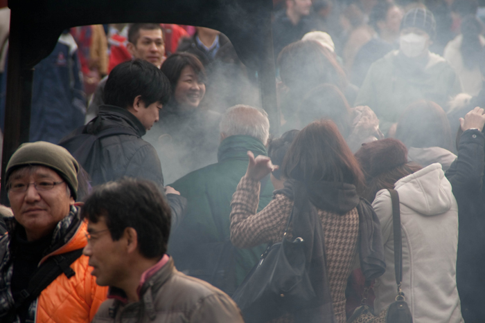 Los Japoneses reciben el humo del incienso como purificante. Templo Senso-Ji, Asakusa - Tokyo