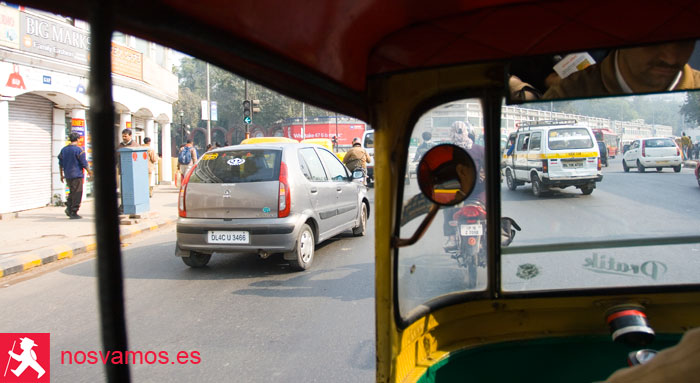 Primer auto rickshaw que cogimos en Delhi, es toda una experiencia, y es increíble lo que hacen con ellos.