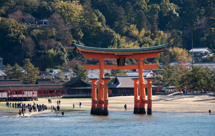 Vista del Tori del Itsukushima Shinto Shrine