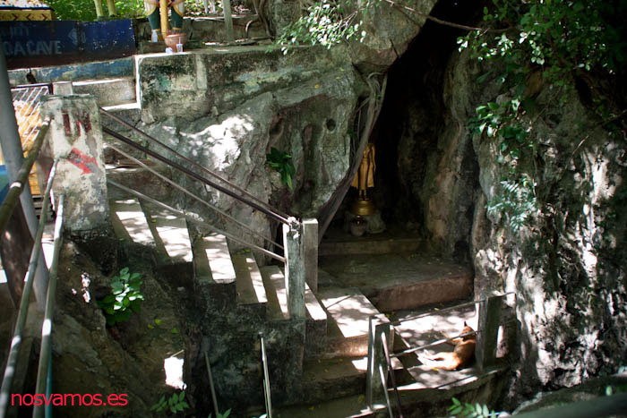 Acceso a la cueva bajando las primeras escaleras