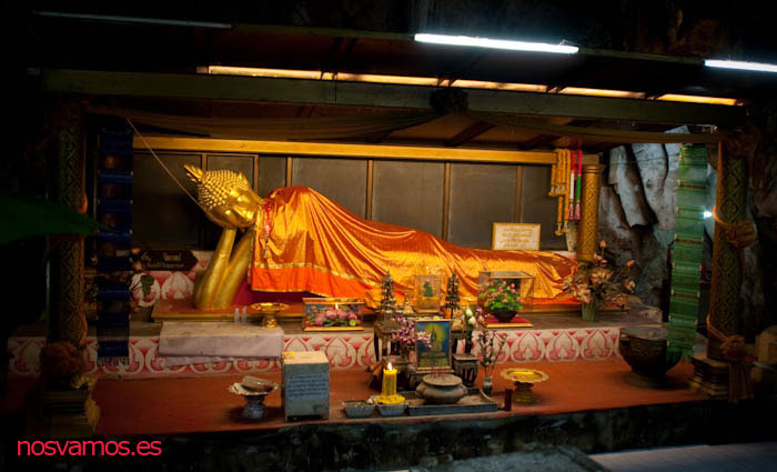 Uno de los santuarios con un Buda reclinado