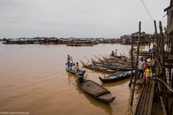 Acceso desde Kampong Chhnang a los barcos de madera