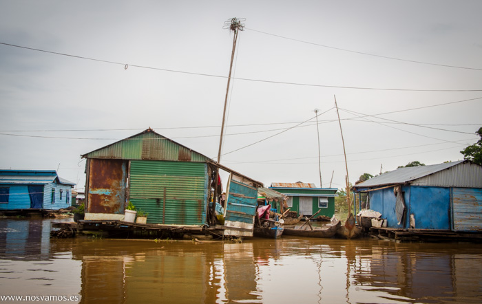 Casas flotantes del poblado Chong Kos