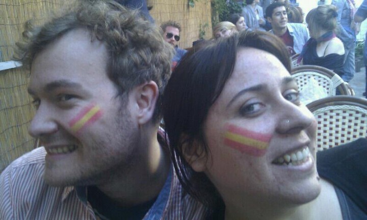 Mathias (austriaco) y yo en Bruselas celebrando nuestra "españolidad" con el fútbol, otro tipo de "gran familia española" :P