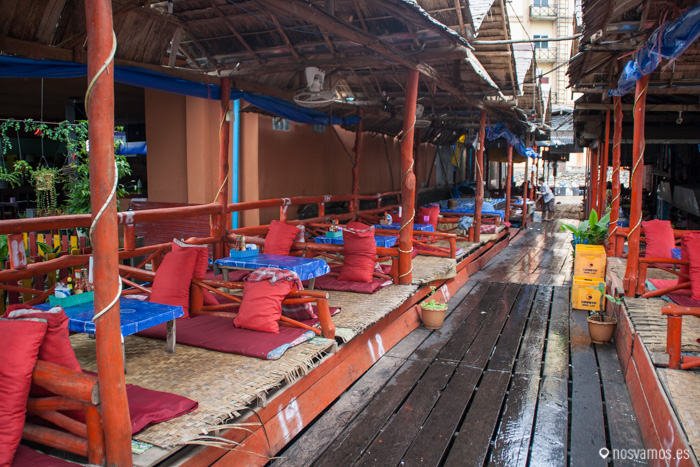 Los locales de Vang Vieng además de estar totalmente abiertos son típicas las colchonetas en el suelo